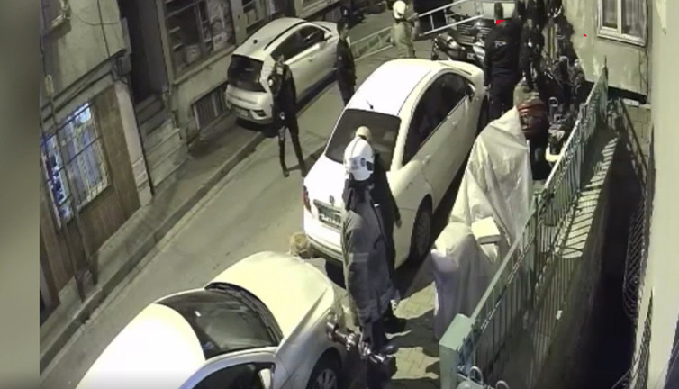 Annesini darbetti kendini odaya kilitledi! Ekipler seferber oldu