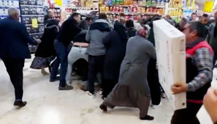 Bin liralık televizyon marketi savaş alanına çevirdi! İzdiham kamerada