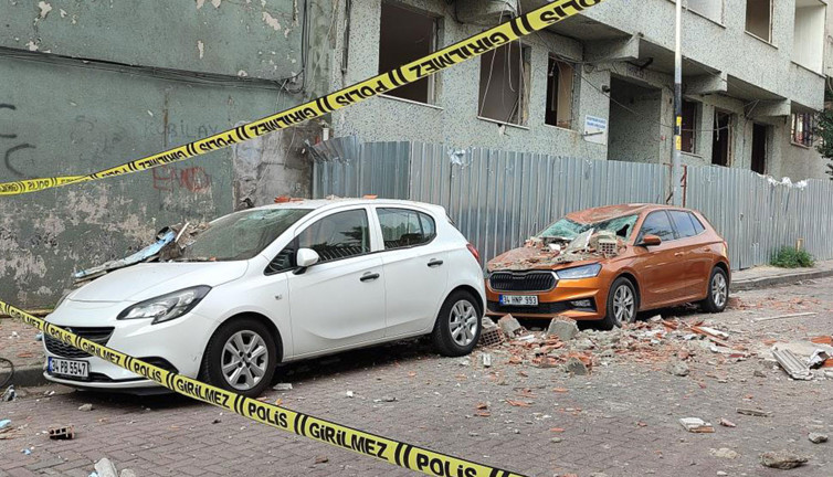 İstanbul'da balkon çöktü! 2 araç kullanılamaz hale geldi