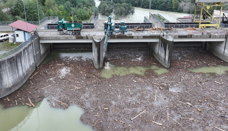 Baraj gölünde sel sularının sürüklediği odunlar temizleniyor