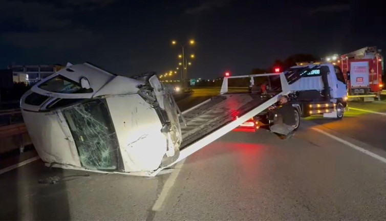 İstanbul TEM Otoyolu'nda korkunç kaza! 4 kişi yaralandı