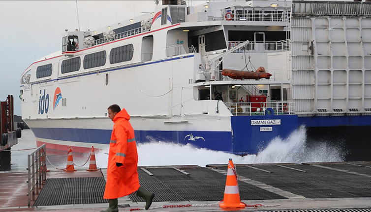 Deniz ulaşımına "fırtına" engeli: İstanbul'da çok sayıda sefer iptal!
