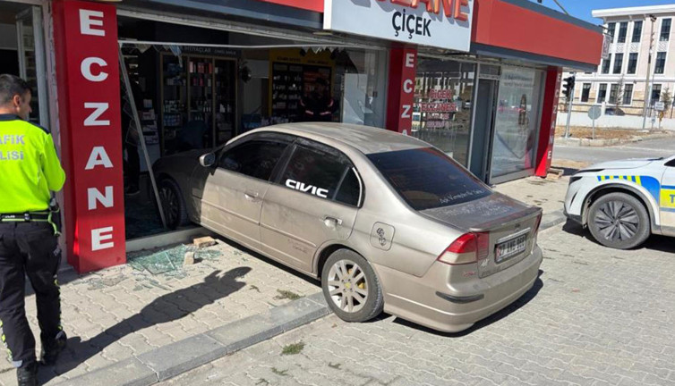 El freni çekilmeyen araç eczaneye girdi
