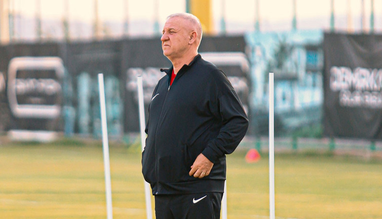 İki teknik direktör daha ikinci yarıyı göremedi