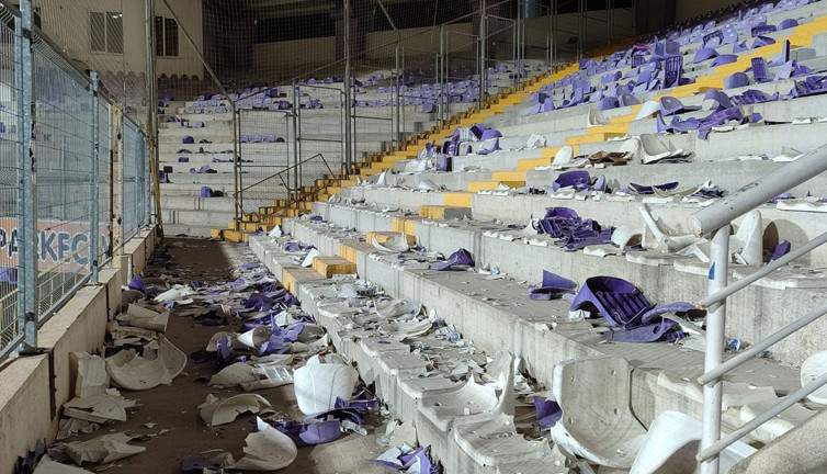 Tribünde ortalık karıştı, koltuklar havada uçuştu