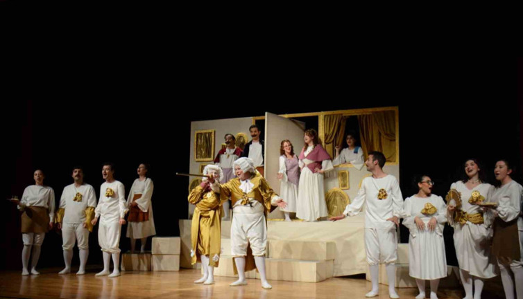 "Kibarlık Budalası" tiyatroseverlerle buluştu