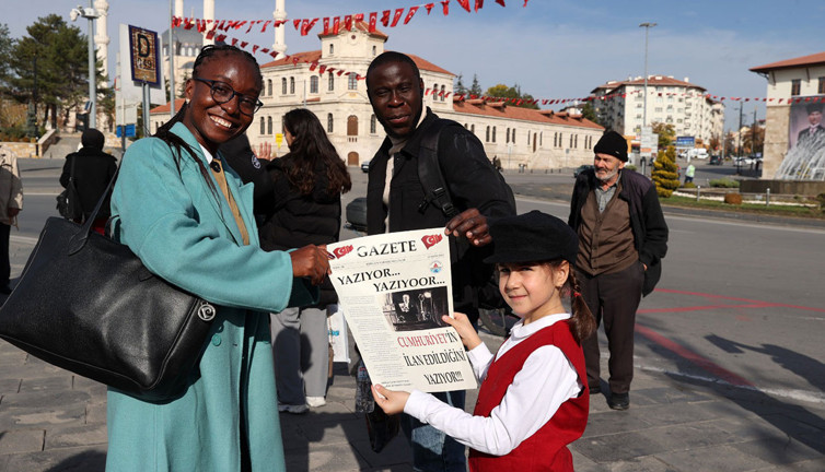 Öğrenciler, Cumhuriyet'in ilanını duyuran temsili gazete dağıttı