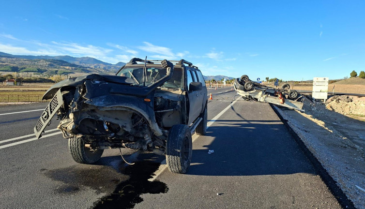 Hisarcık’ta feci kaza: Cip ile kamyonet çarpıştı