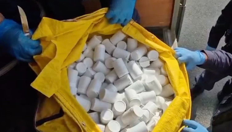 Nakliye aracında dev operasyon! Ev eşyası gibi taşıdılar: On binlerce hap ele geçirildi!