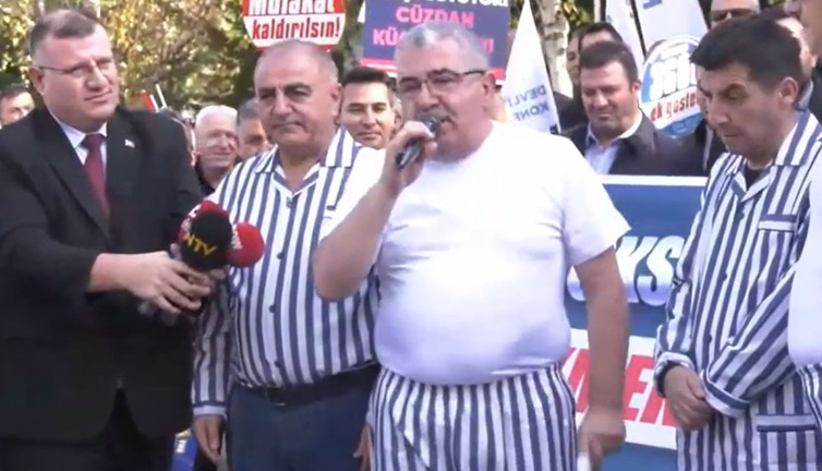 Memurlardan iktidara 'çizgili pijamalı' tepki