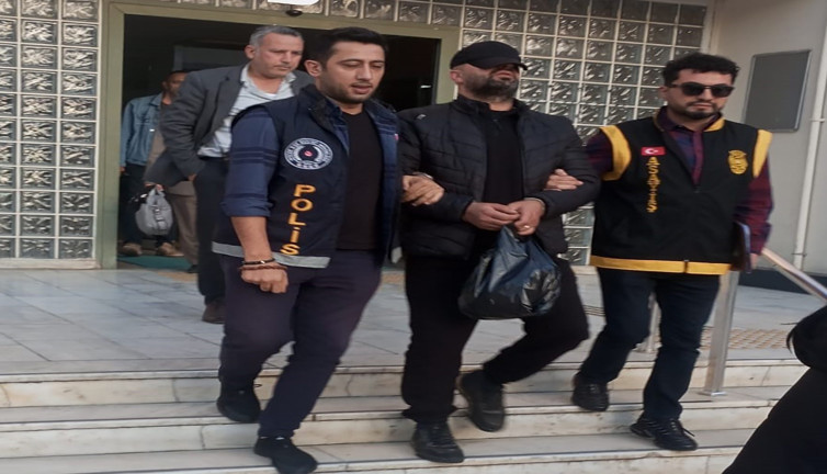 Aranan hırsız pazar tezgahları arasında yakayı ele verdi