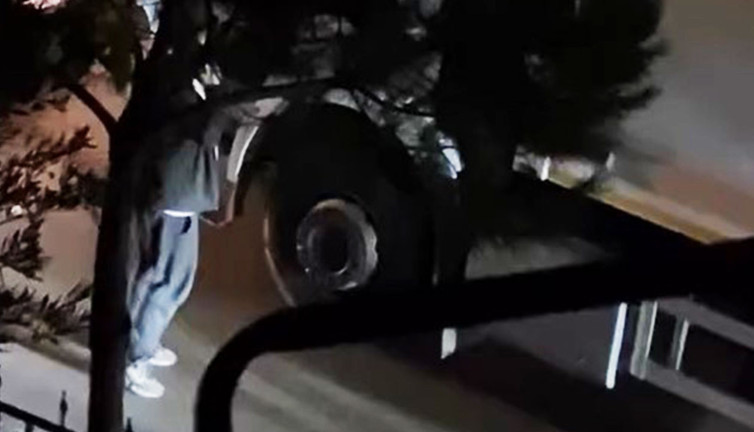 İstanbul trafiğinde maganda dehşeti! 'Beni araştır' diyerek levleyle saldırdı