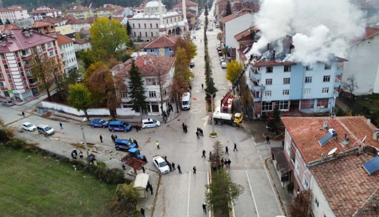 İhsangazi'de korku dolu anlar! Bacadan çıkan alevler çatıyı sardı