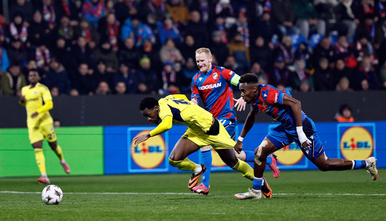 Viktoria Plzen-Fenerbahçe maçında tartışmalı karar! Türkiye bu pozisyonu konuşuyor