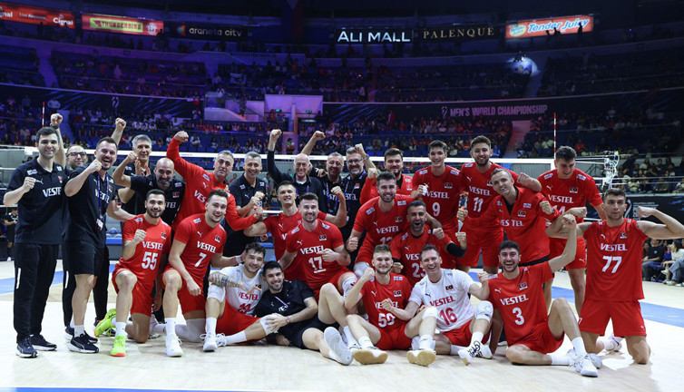 Efeler ev sahibi dinlemedi, finale yükseldi