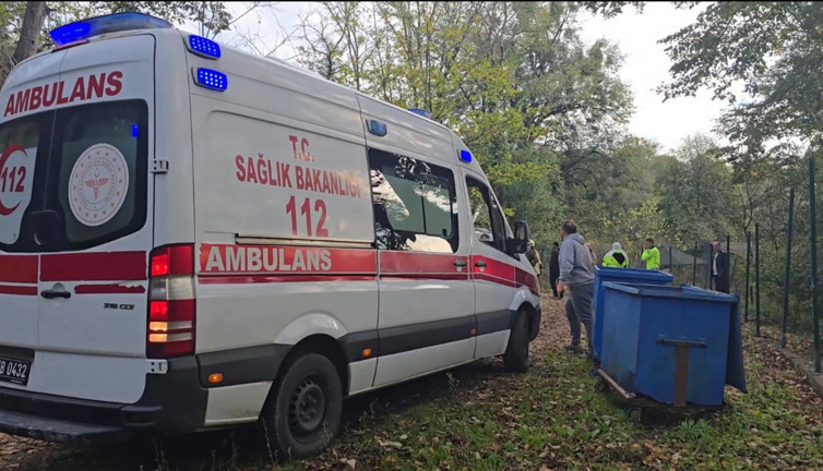 Beykoz'da mıcır yüklü kamyon devrildi! Şoför yaralandı