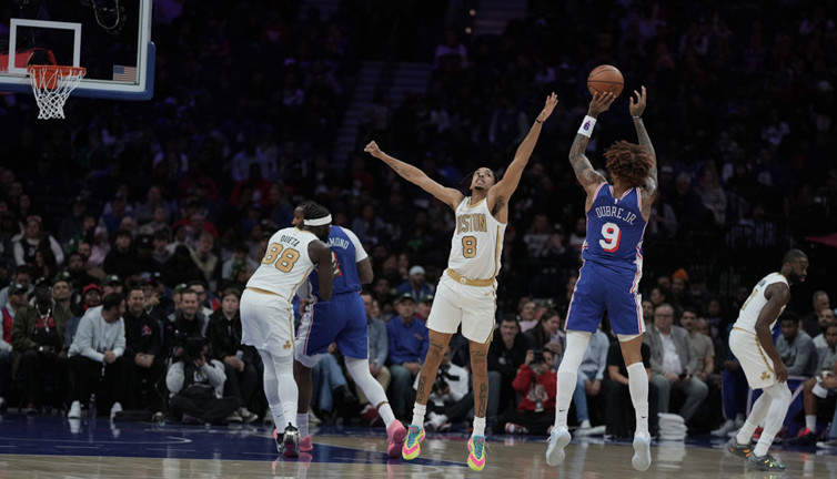 Philadelphia, Boston'u geçiyor... Adem Bona'nın yüzü gülüyor!