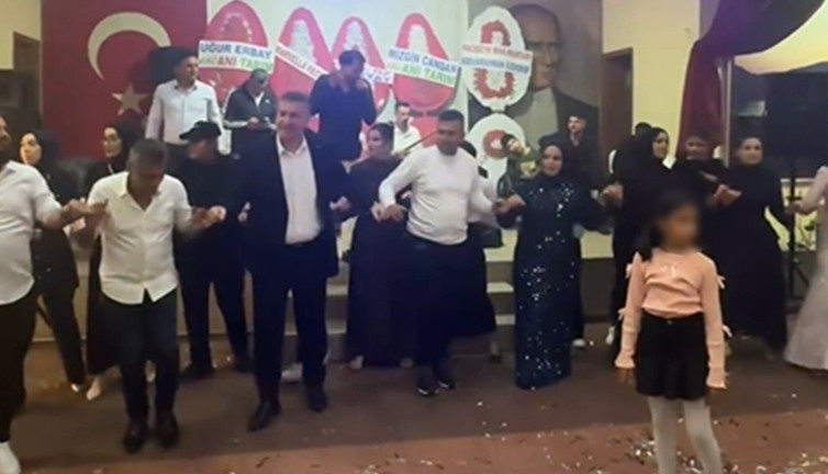 Türkiye şehitlerine ağlarken AKP'li belediye başkanı halay çekti