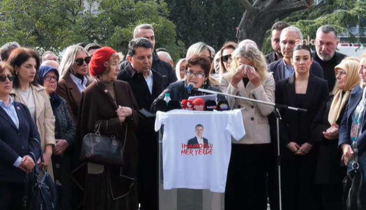 Dilek İmamoğlu tutuklanan akademisyenin annesi konuşurken gözyaşlarını tutumadı