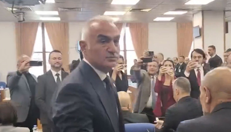 İYİ Partili isimden Bakan Mehmet Nuri Ersoy’a: Sıkmam bu adamın elini