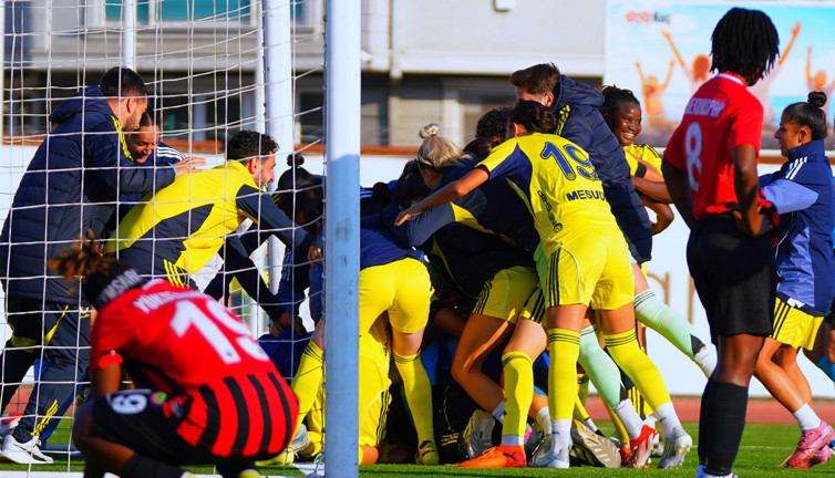 Fenerbahçe son dakika golüyle 9'da 9 yaptı