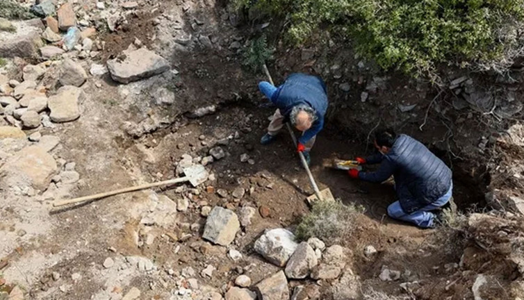 Mersin'de kaçak kazı: 4 gözaltı