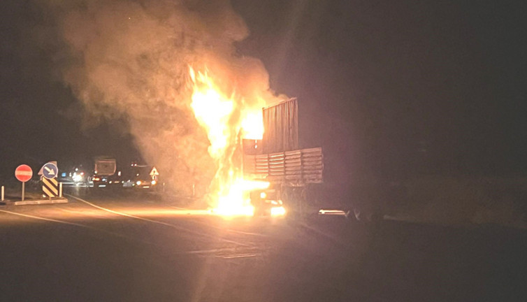 Seyir halindeki tır alev topuna döndü