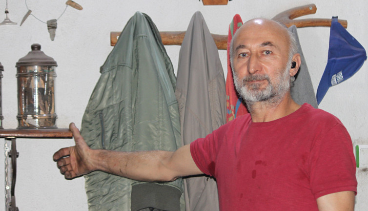 Muğla'da bir tamirci lastiklerden çıkan parçaları koleksiyon olarak saklıyor