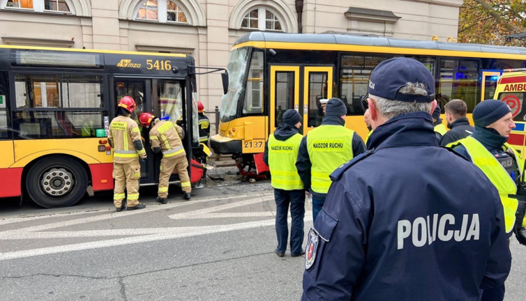 Varşova'da zincirleme kaza dehşeti: İki tramvay ve otobüs çarpıştı, 24 yaralı!