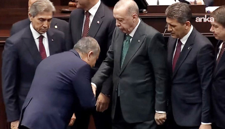 CHP'den AKP'ye geçmişti! Erdoğan'ın elini öpmeye çalıştı