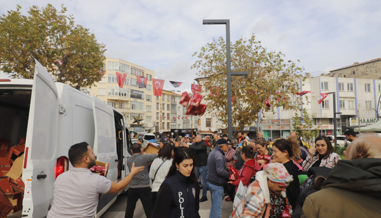 Keşan’da kurtuluş coşkusu izdihama döndü: Kek için çocuklar eziliyordu!