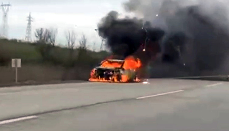 Otomobil seyir sırasında aniden alev aldı!