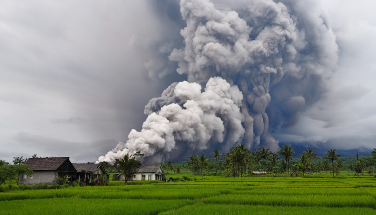 Yanardağ patlaması sonrası büyük panik! 178 dağcıya ne oldu?