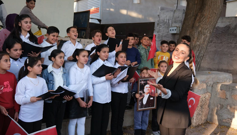 Anadolu'ya operayı sevdiren Ceylan öğretmenden Atatürk'e özel beste