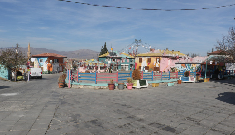 Masal köyü Türkiye’de gerçek oldu: Rengarenk evler arasında kaybolmak isteyenler buraya! Şehirden 40 dakika uzakta