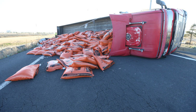Yem yüklü TIR yan yattı, yol trafiğe kapandı: Saatlerce bekleyiş!