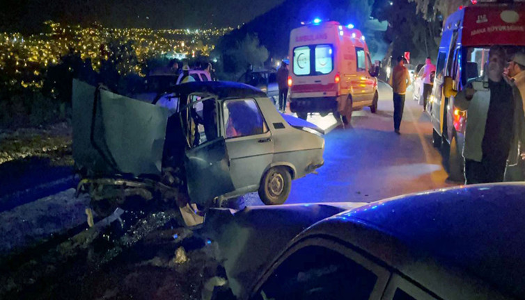 İki otomobil birbirine girdi! Yaralılar var
