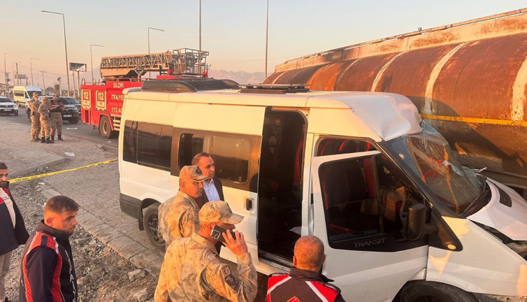 Silopi’de faciadan dönüldü: Tanker öğrenci servisine çarptı, 13 çocuk yaralı!
