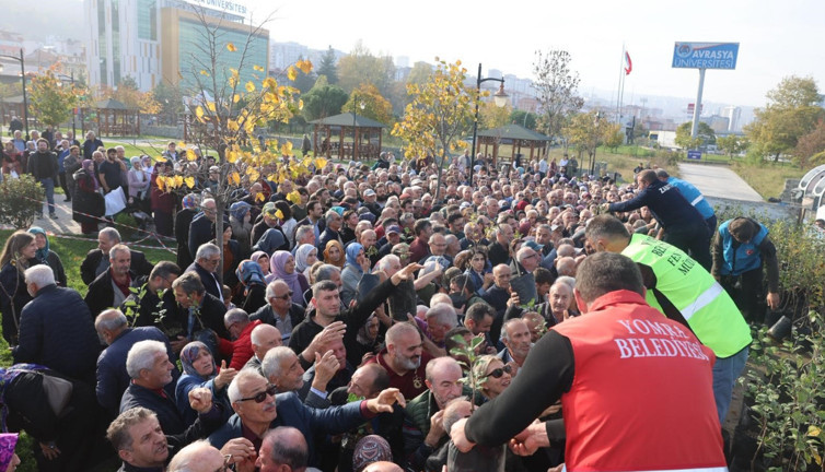 Trabzon'da dağıtılan elma ve armut fidanlarından almak için birbirleri ile yarıştılar