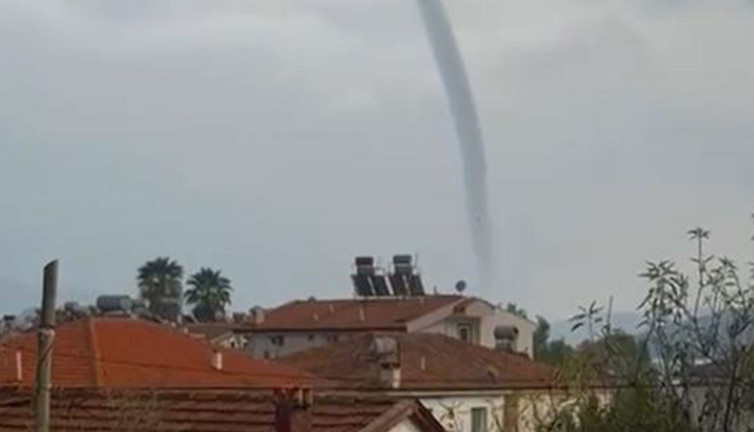 Türkiye'nin tatil cennetinde hortum paniği! Dev hortum kamerada