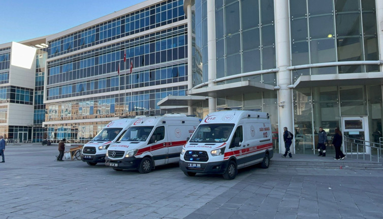 Adliye önünde 'boşanma' kavgası: Yaralılar var