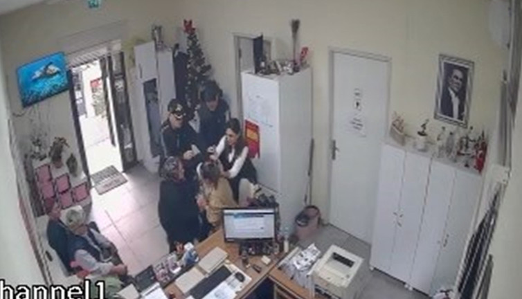 Belge almaya gitmişti! Kadınla muhtar arasında tekme tokat kavga!