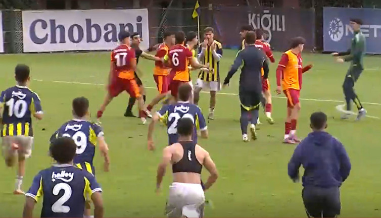 Fenerbahçe - Galatasaray derbisinde büyük kavga