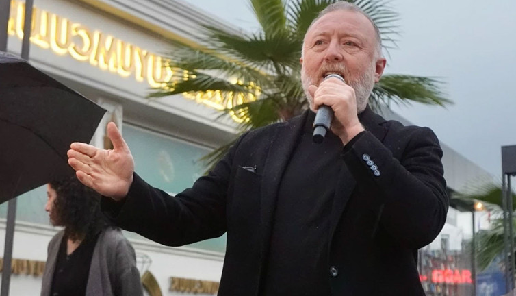 İstanbul’un göbeğinde yaşandı: DEM ile polis arasında ‘kanunsuz’ slogan atışması! Karar verici kim?