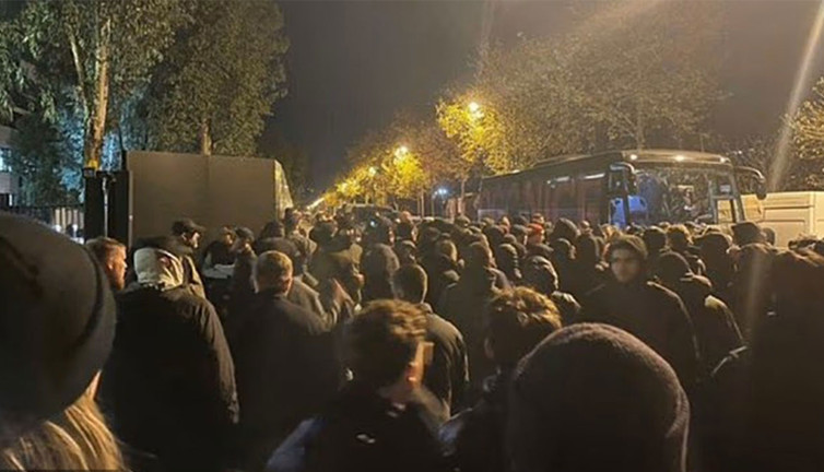 Sen misin maçı kaybeden! Nice futbolcularına saldırı.. Kasıklarına vurdular