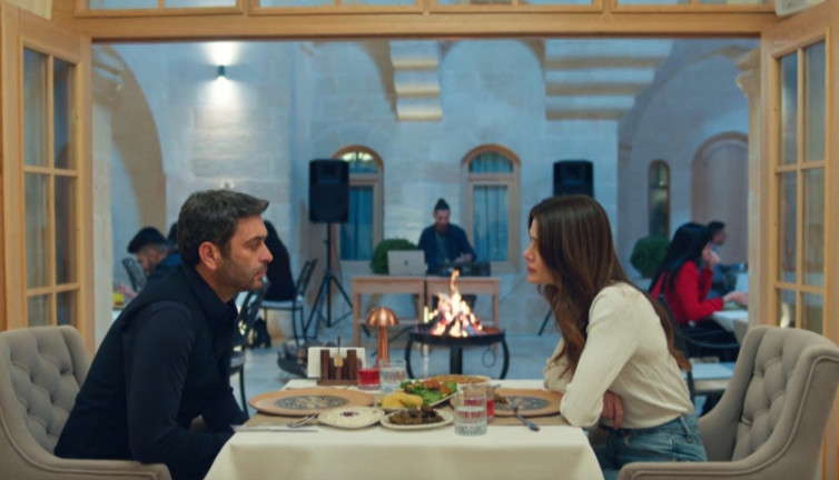 Uzak Şehir'de duygu fırtınası: Oğul baba karşısında, anne aşkını saklayamadı