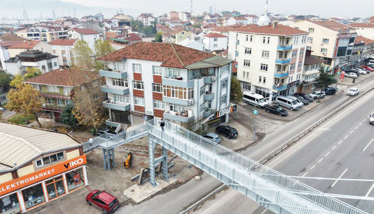 'Yayalar evimi izliyor' dedi, üst geçidi yıktırdı!