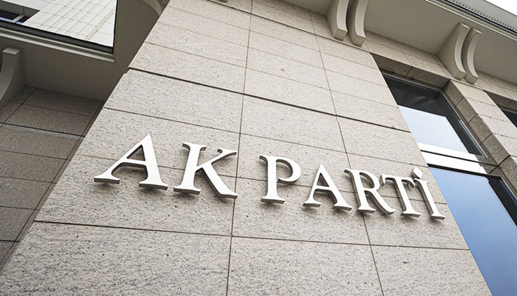 Bir belediye başkanı daha AKP'ye geçiyor