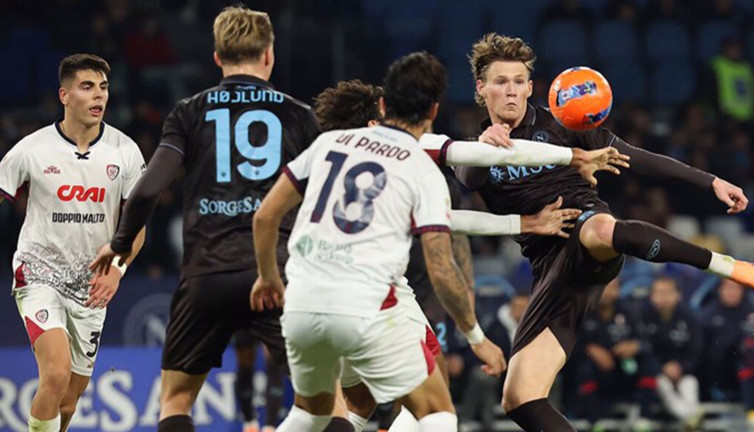 Semih Kılıçsoy'lu Cagliari Napoli'yi zorladı ama yıkamadı