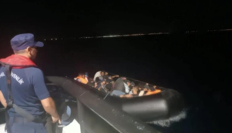 Ayvalık açıklarında 8'i çocuk 23 düzensiz göçmen yakalandı
